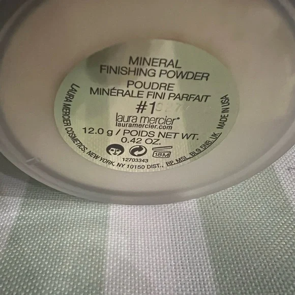 Laura Mercier Translucent Finishing Powder - Picture 5 of 5